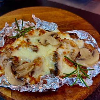 Відбивна з грибами запечена під сиром