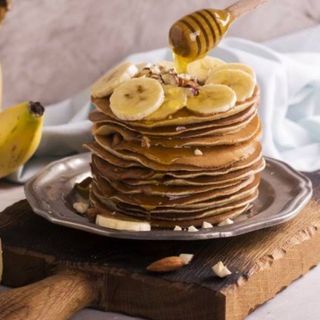 Панкейки з бананом та карамелю