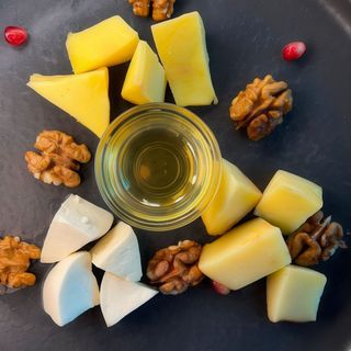 Асорті грузинських сирів (250 г)