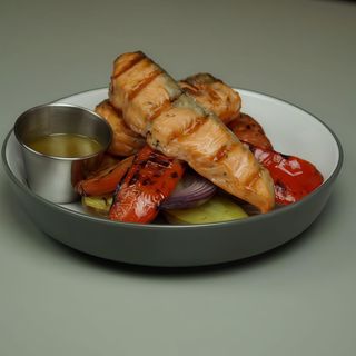 ФОРЕЛЬ НА ГРИЛІ З ОВОЧАМИ НА ГРИЛІ (550 г)