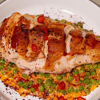 Курячий стейк з зеленим горошком та чоррізо