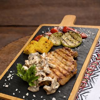 Стейк зі свинини під грибним соусом (240/80г)