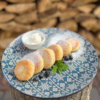Сирники зі сметаною (200/50г)