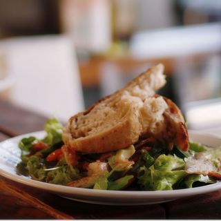 Зелений салат з беконом, авокадо та печеним перцем