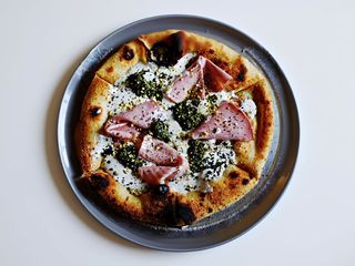 Піца з мортаделою та песто