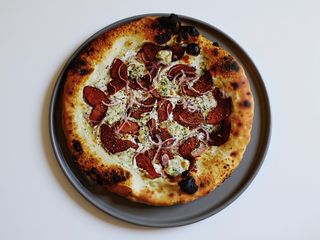 Піца з беконом, томленим яблуком, сиром горгонзола та цибулею