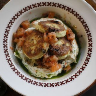 Солоні сирники з лососем та збитою сметаною та песто