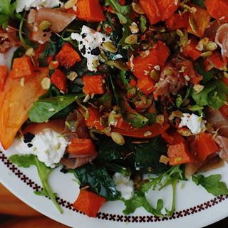 Салат з хурмою, запеченим гарбузом, прошуто та страчателою