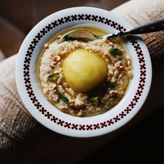 Вівсянка з томленим яблуком, фундуком та медом