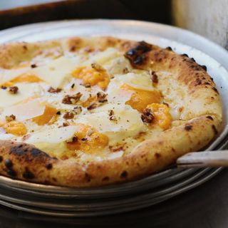 Піца з хурмою та кремом з пармезану