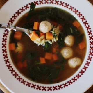 Класичний італійський суп з фрікадельками та зеленню