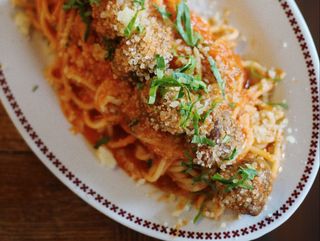 Спагеті у томатному соусі з мітболами