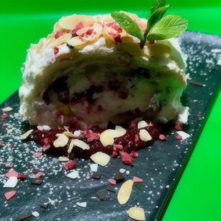 Нове ! Меренговий Рулет з вишневим Дресінгом !