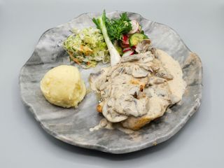 Куряча грудинка під грибним соусом з пюре (400г)