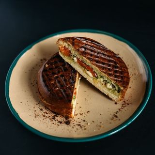 Тост з томатами, моцарелою та соусом песто (190г)