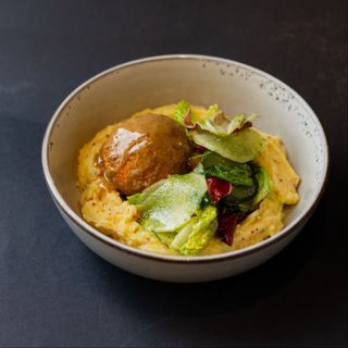 Котлета по-київськи з картопляним пюре та маринованими овочами (400 г)