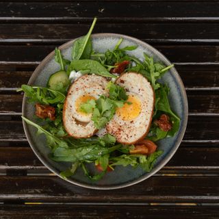 Яйце по-шотландськи з соусом тоннато і свіжим салатом (280 г)