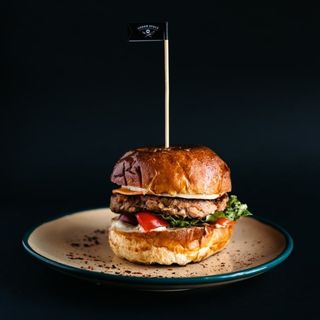 Бургер з рваною свининою, сиром, карамелізованою цибулею та томатами (350г)