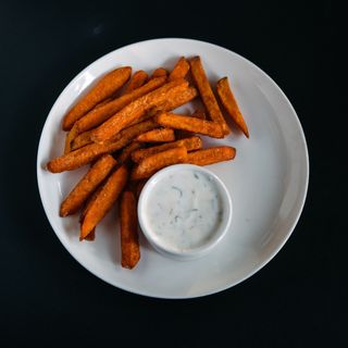 Батат-фрі з йогуртовим соусом (150г)