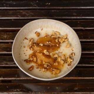 Каша зі смаженої манки з карамелізованою грушею і вершковим маслом (300 г)