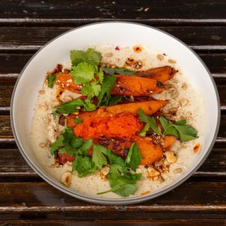 Запечений батат на кремі з квасолі, з ікрою тобіко і пряними травами (300 г)