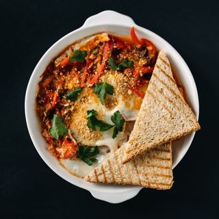 Шакшука з дуккою та грильованими тостами (300г)