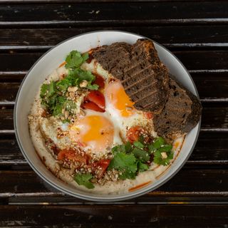 Оката яєчня з теплим квасолевим хумусом і чилі-кранч олією (300 г)