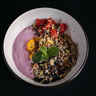 Ягідний йогурт з цільною пшеницею, манго, свіжими ягодами, медом і горіхами (300г)