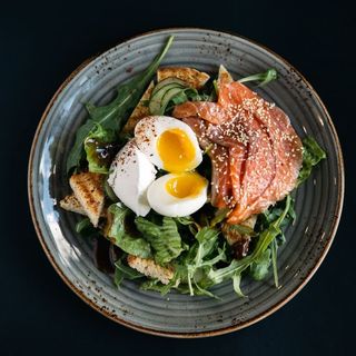 Салат з маринованим лососем, крем-сиром, огірком, маринованим яйцем та грінками (250г)