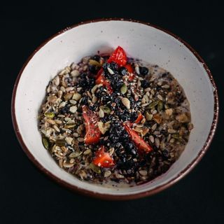 Мультизлакова каша на вівсяному молоці зі свіжими ягодами та міксом горіхів (350г)