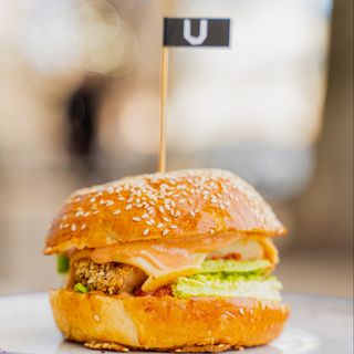 Бургер з кріспі-куркою, маринованим халапеньо та сиром брі (380 г)