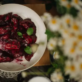 Вареники з вишнями в ягідному соусі зі сметанковим кремом (350 г)