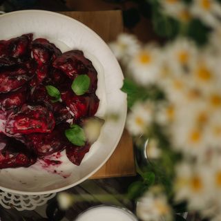 Вареники з вишнями в ягідному соусі зі сметанковим кремом (350 г)