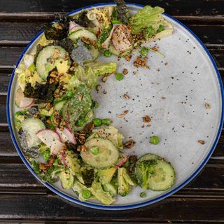 Салат зі свіжими овочами, авокадо та кунжутним соусом (250 г)