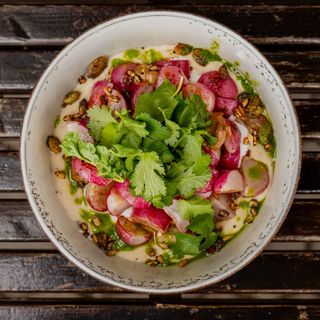 Смажений редис на квасолевому кремі з соусом з чорного ферментованого часника (350 г)