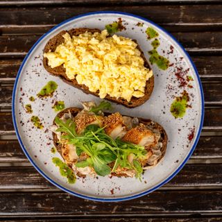 Скрембл-тост з куркою-кріспі та грибним жулєном (350 г)