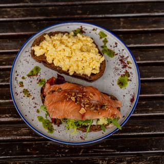 Скрембл-тост з лососем та овочами (350 г)