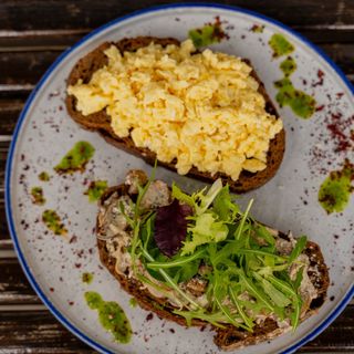 Скрембл-тост з грибним жульєном і пармезаном (350 г)