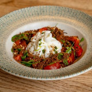 Ніжна фермерська бурата з томатами чері та крихтою з гречаного хліба