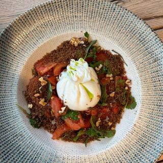 Ніжна фермерська бурата з томатами чері та крихтою з гречаного хліба