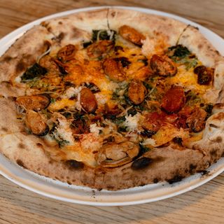 Піца з мідіями , маринованим шпинатом та міксом сирів