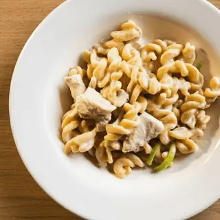 Паста з куркою у вершковому соусі(200г)
