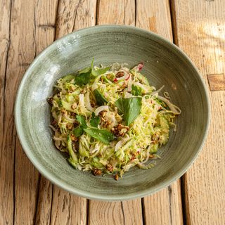 Салат з молодою капустою, редискою та кунжутним соусом