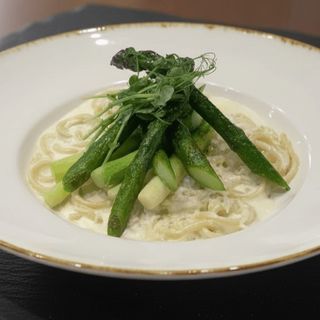 Спагеті з авторськими сирами та спаржею