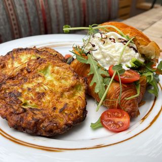 Круасан зі страчаталлою.