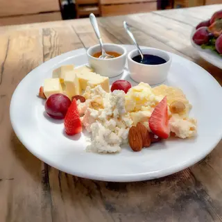 Гуцульські сири з медом та джемом (180/30/30г)