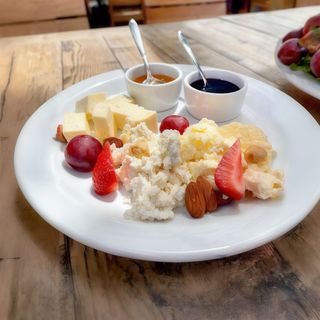 Гуцульські сири з медом та джемом (180/30/30г)