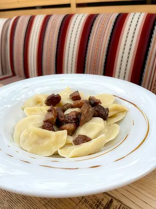 Вареники з картоплею та шкварками (270/50/40г)