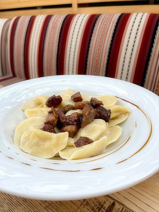 Вареники з картоплею та шкварками (270/50/40г)