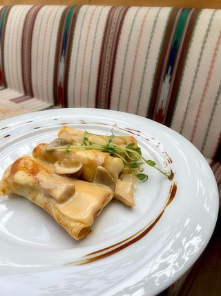 Млинці із куркою та грибним соусом (220г)